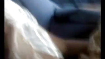 एक गर्म हिंदी सेक्सी मूवी फुल एचडी में blowjob देता है सड़क पर